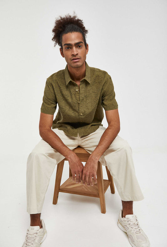 Camisa de hombre verde de manga corta en lino y algodón con diseño jacquard