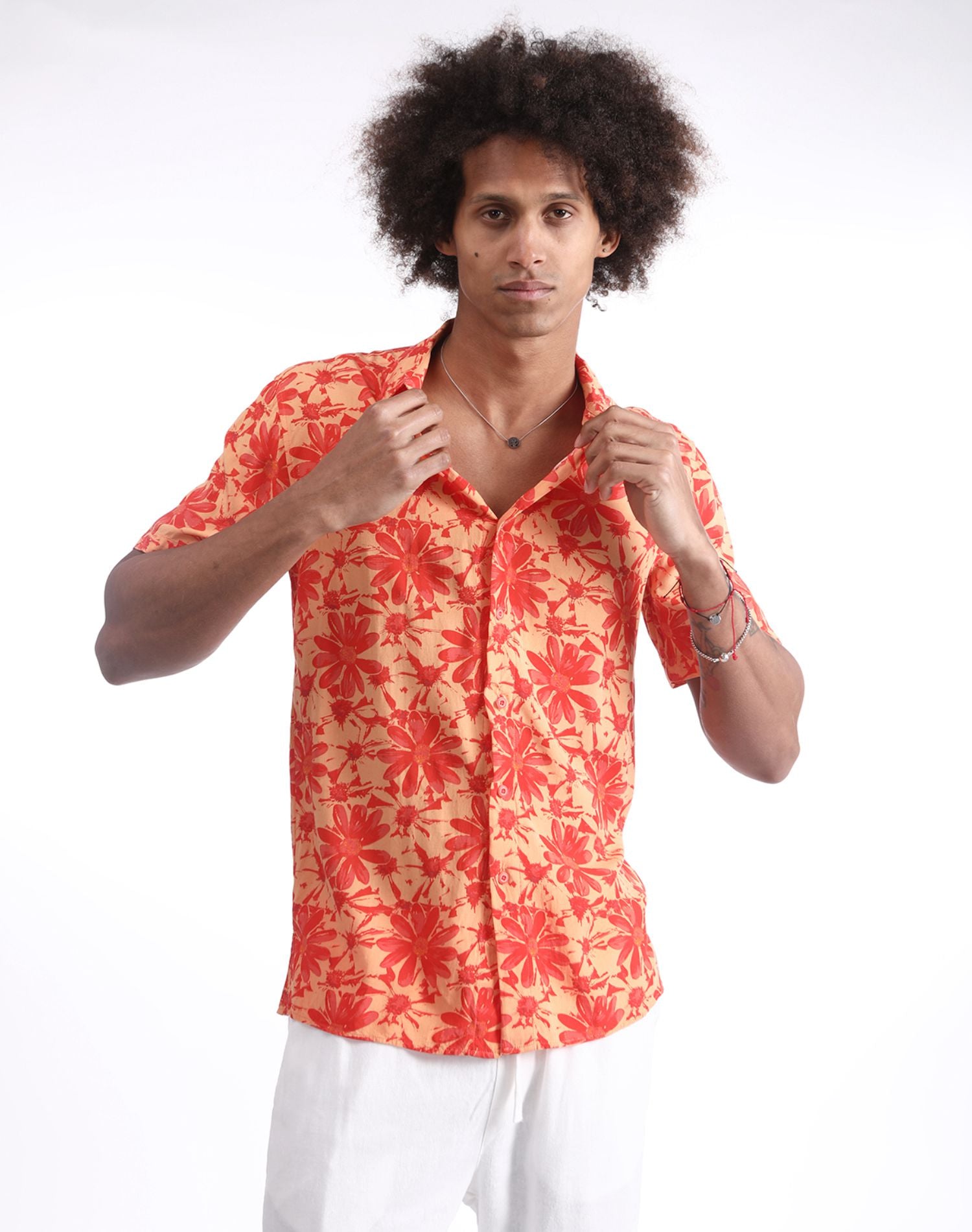 Camisa hawaiana naranja con flores tropicales rojas