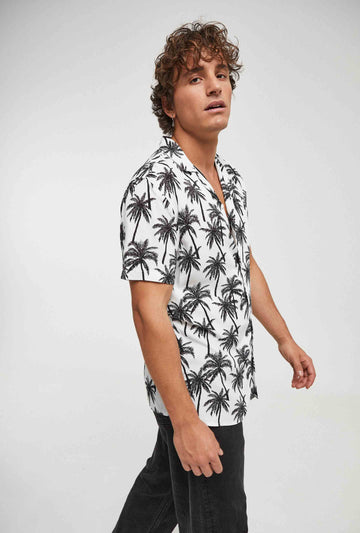 Camisa hawaiana blanca de palmeras