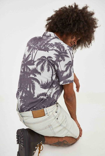 Camisa hawaiana gris claro con estampado de palmeras