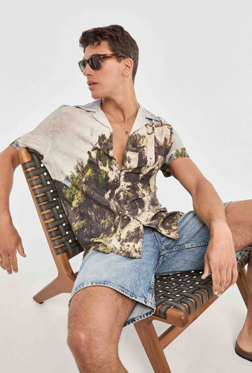 Camisa hawaiana beis de edificio español