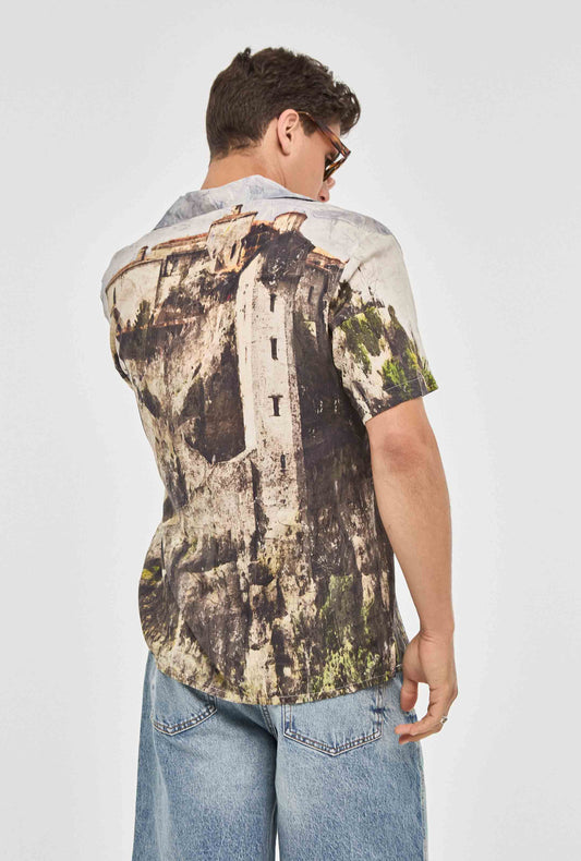 Camisa hawaiana beis de edificio español