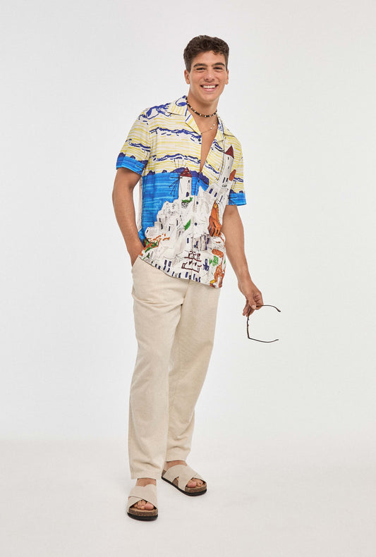 Camisa hawaiana blanca de edificios europeos