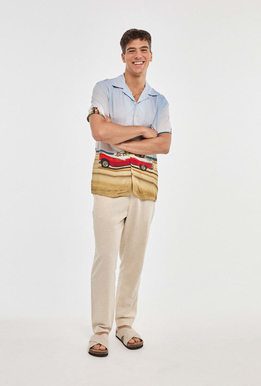 Camisa hawaiana celeste de playa con coche
