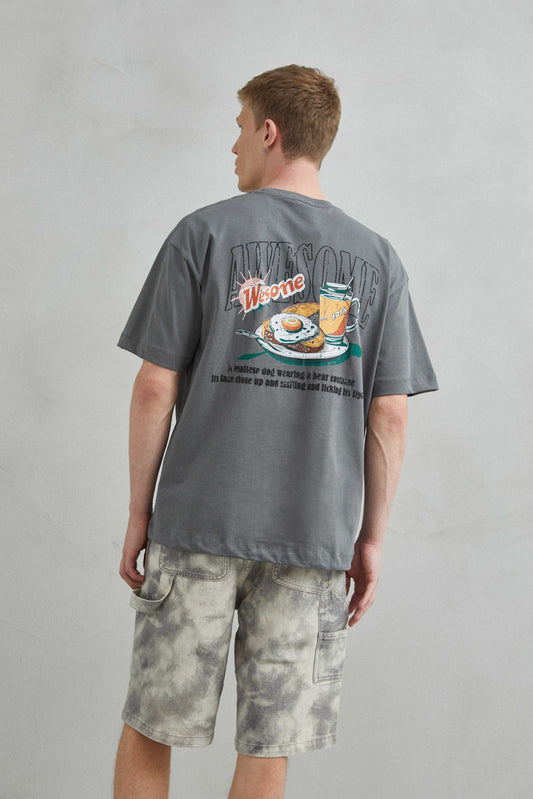 Parte trasera lisa de la camiseta oversize unisex gris, sin estampado.