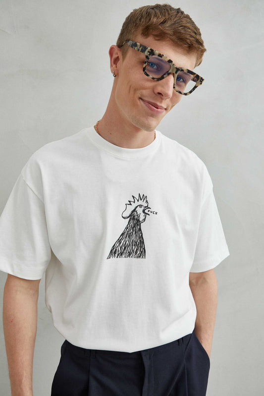 Camiseta blanca oversize unisex con estampado de gallina divertida "F*ck" vista frontal