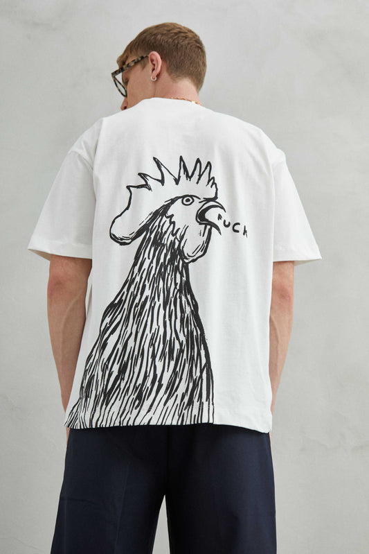 Parte trasera de camiseta blanca oversize unisex de algodón, diseño urbano minimalista