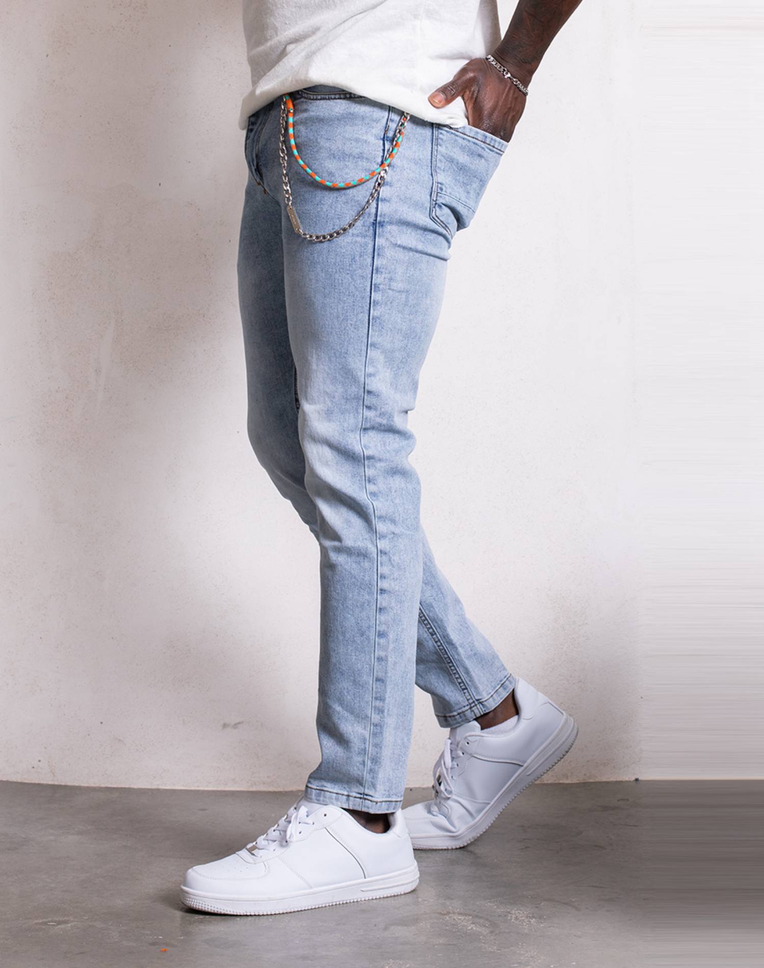 Vaquero slim fit con cadena para hombre