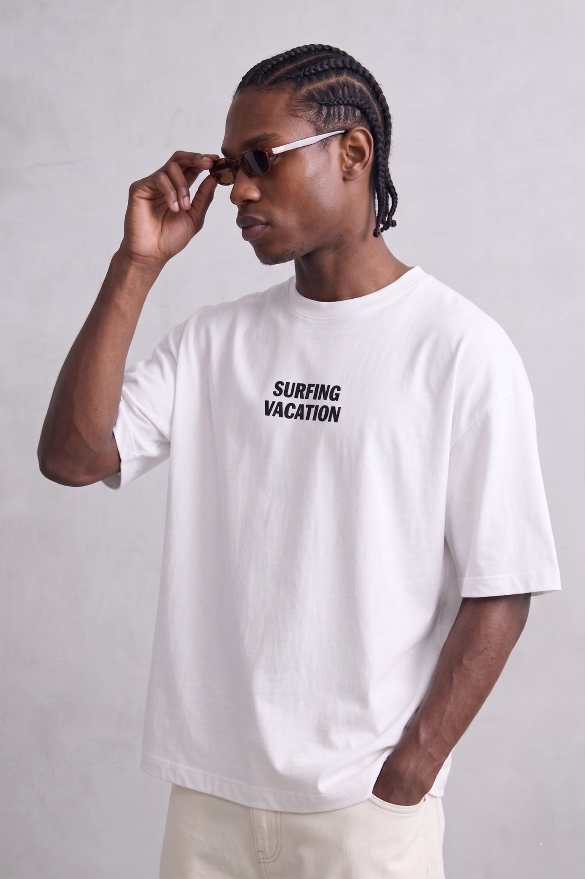 Camiseta blanca oversize Surfing Vacation con vaqueros, vista de cuerpo entero