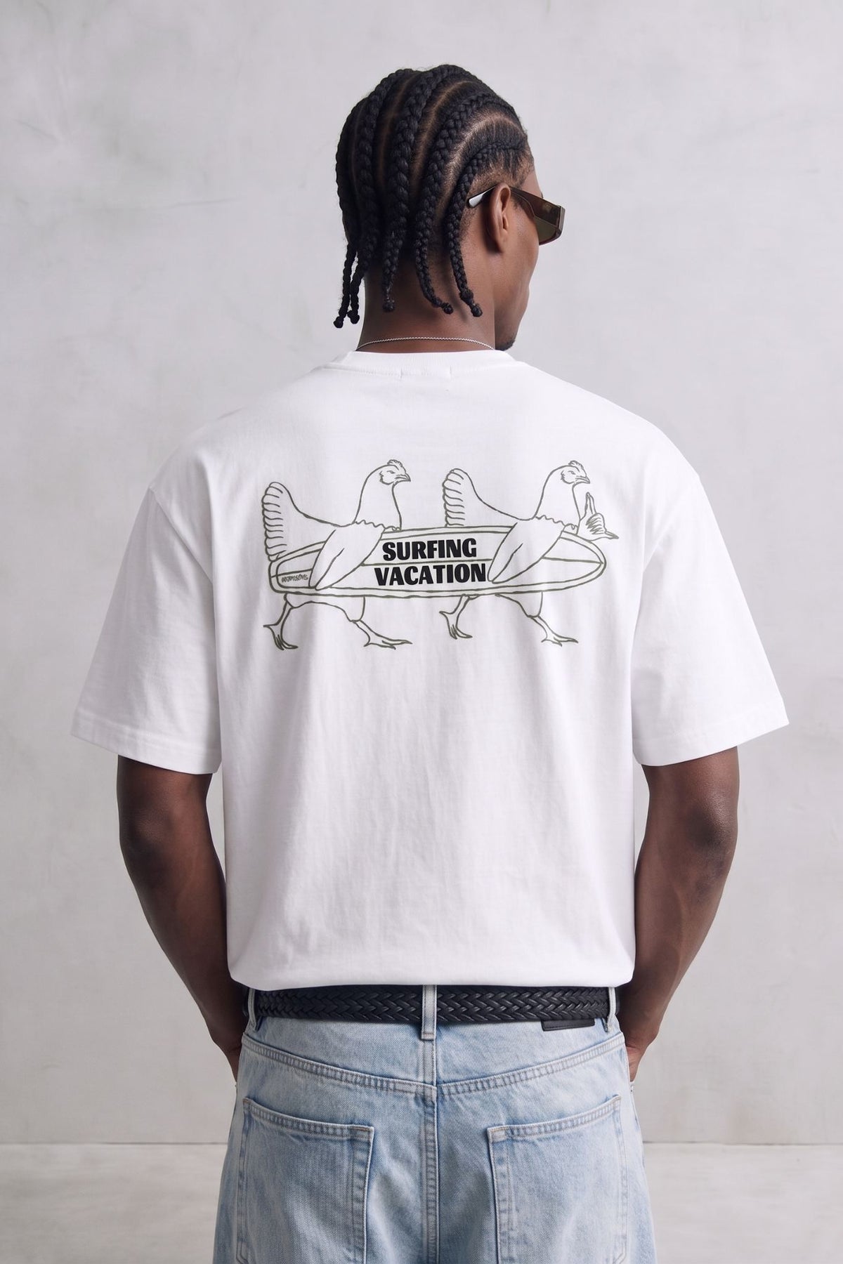 Espalda de camiseta blanca con ilustración de aves y tabla de surf Surfing Vacation