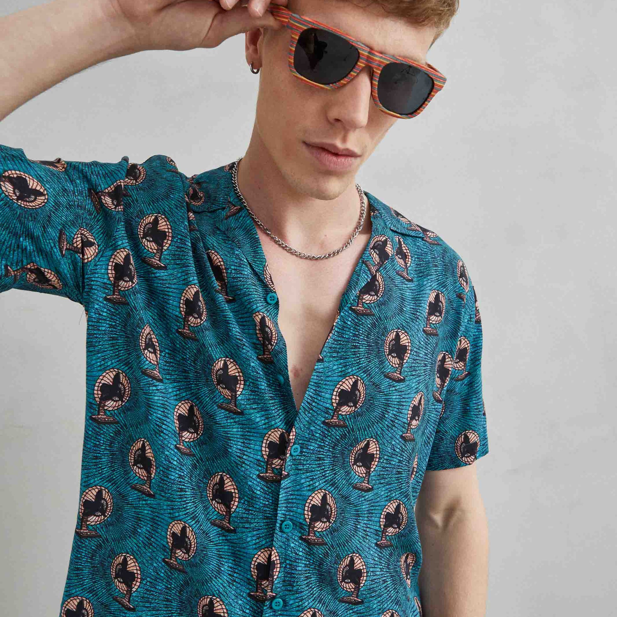 camisa hawaiana hombre azul turquesa estampado ventilador retro
