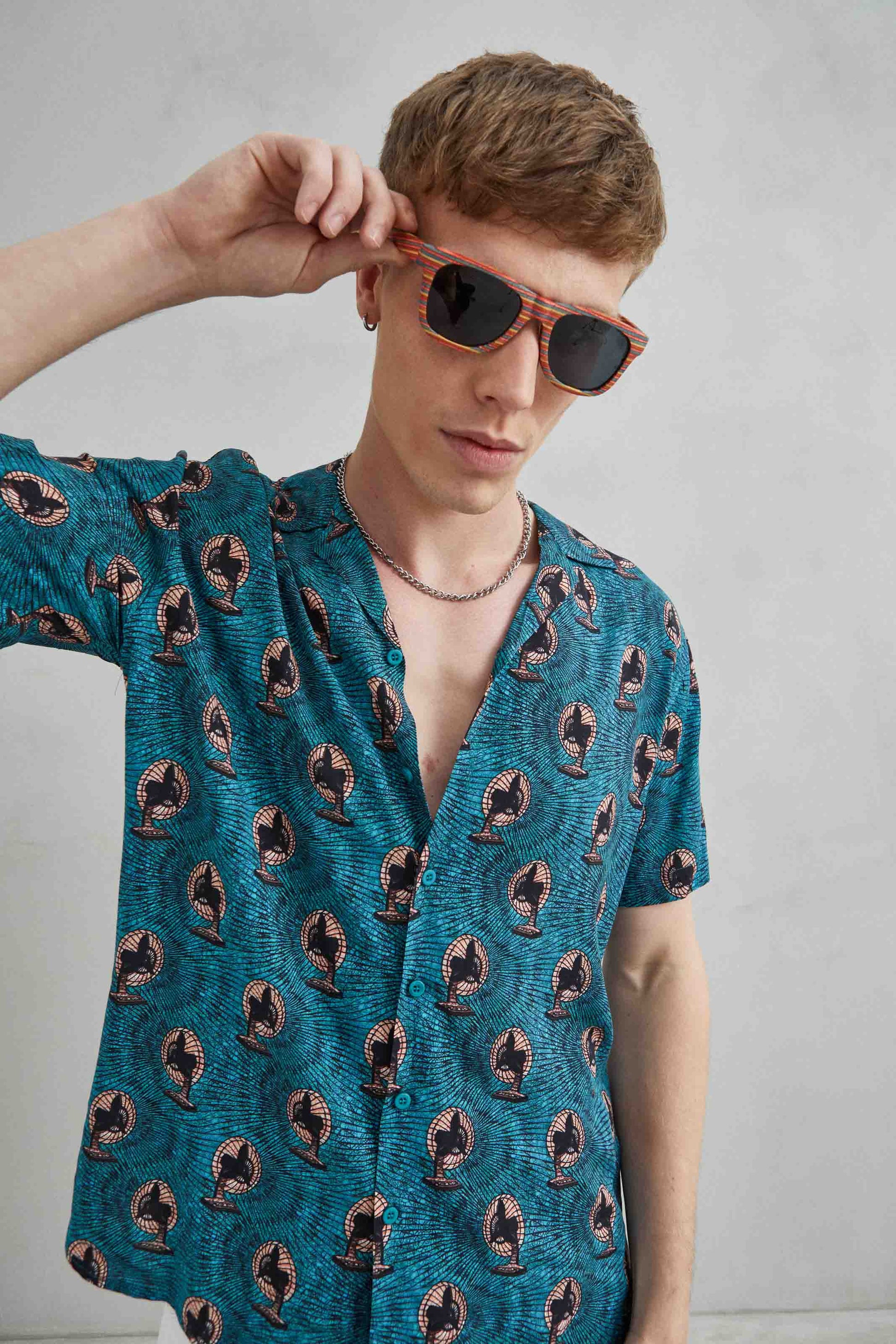 camisa hawaiana hombre azul turquesa estampado ventilador retro