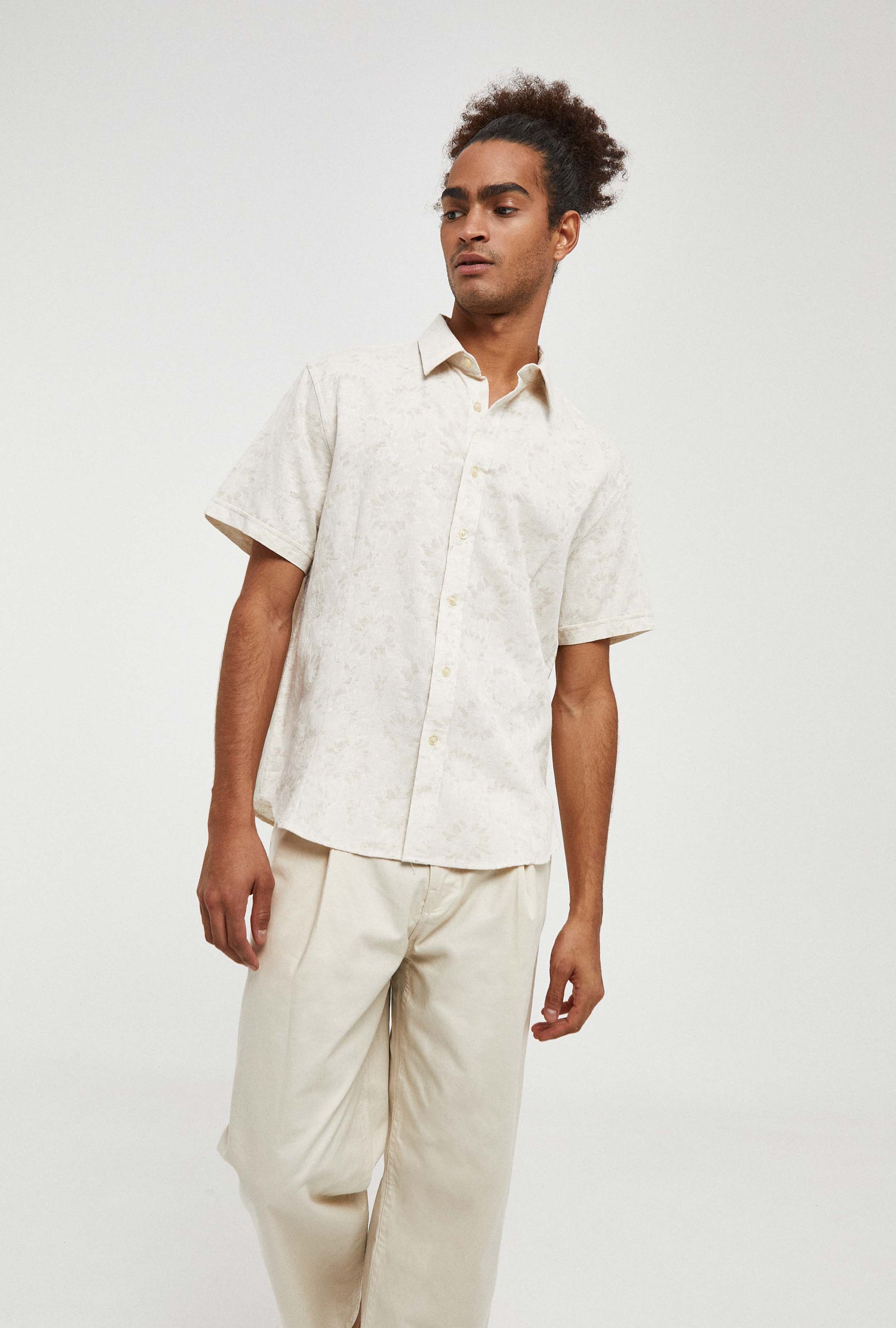 Camisa beige para hombre de manga corta, con cuello de camisa y textura jacquard