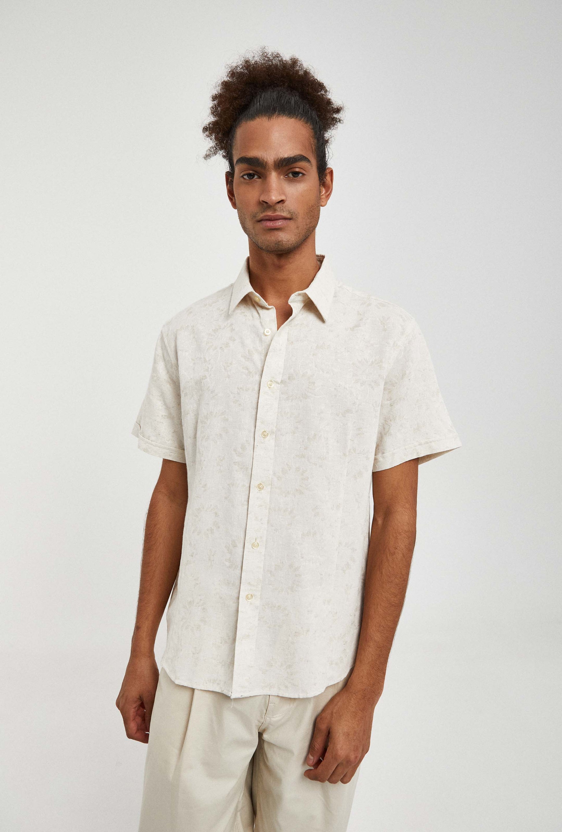 Camisa de lino y algodón en color beige, ideal para looks frescos de verano