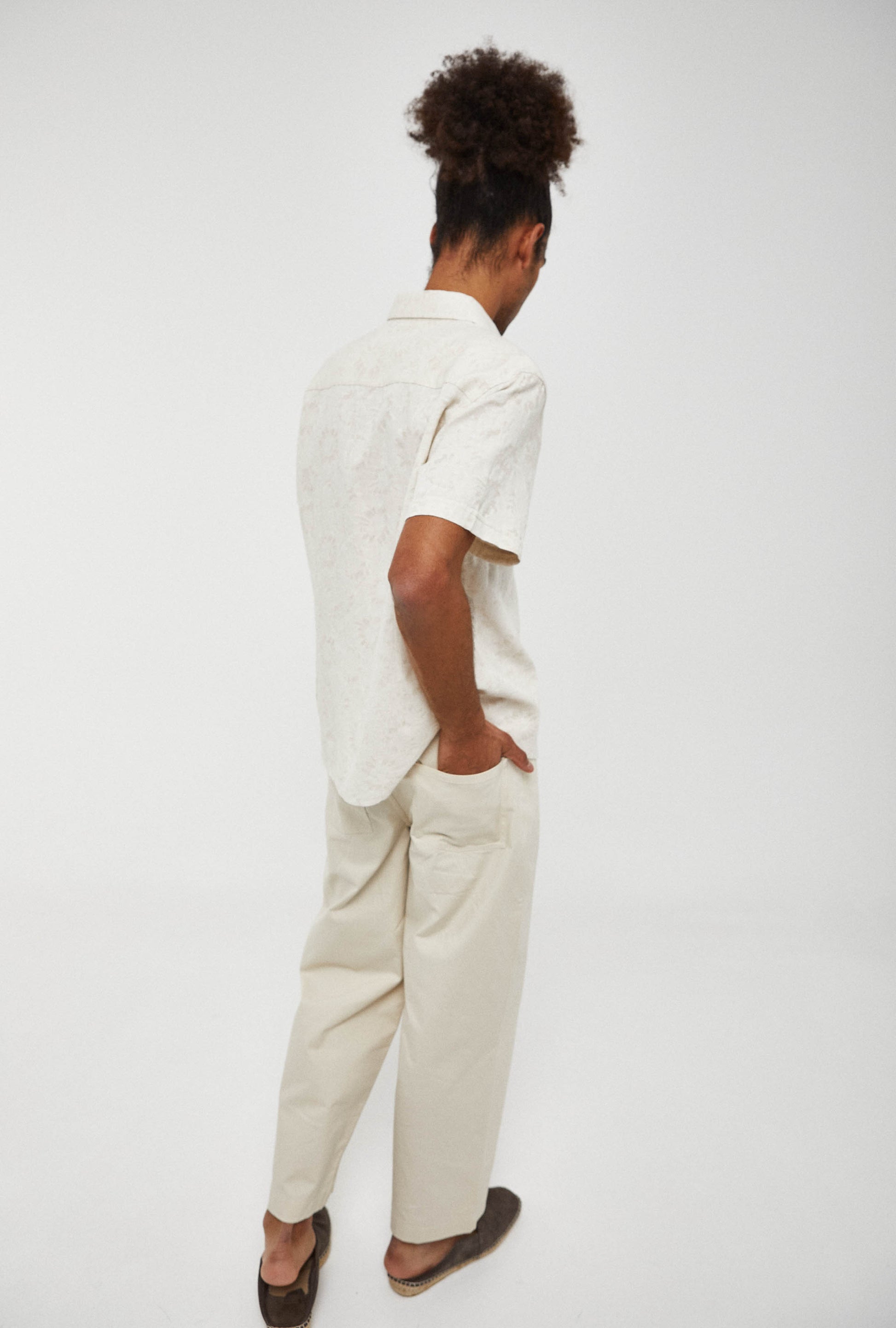 Primer plano de la textura jacquard en camisa beige de algodón y lino para hombre