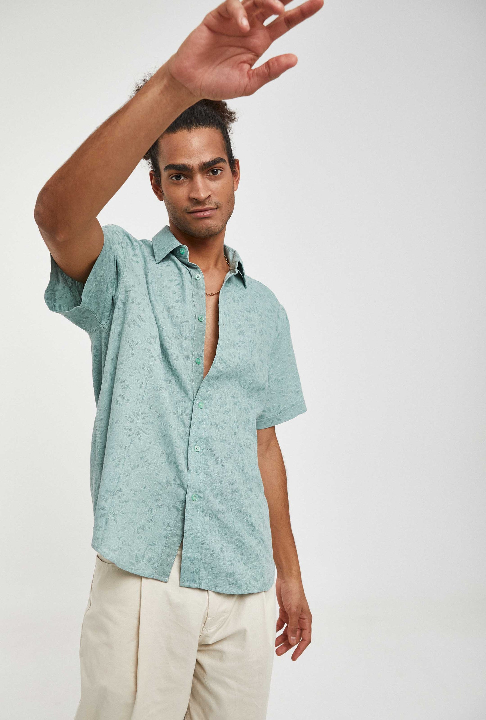 Camisa verde agua para hombre en lino y algodón con diseño ligero y elegante