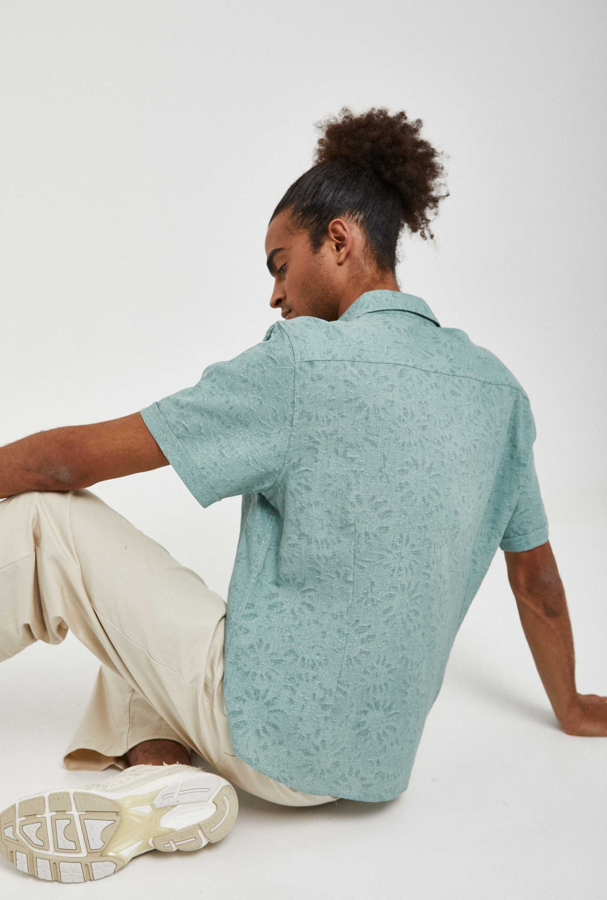 Camisa de verano color verde agua con caída fluida y cuello clásico