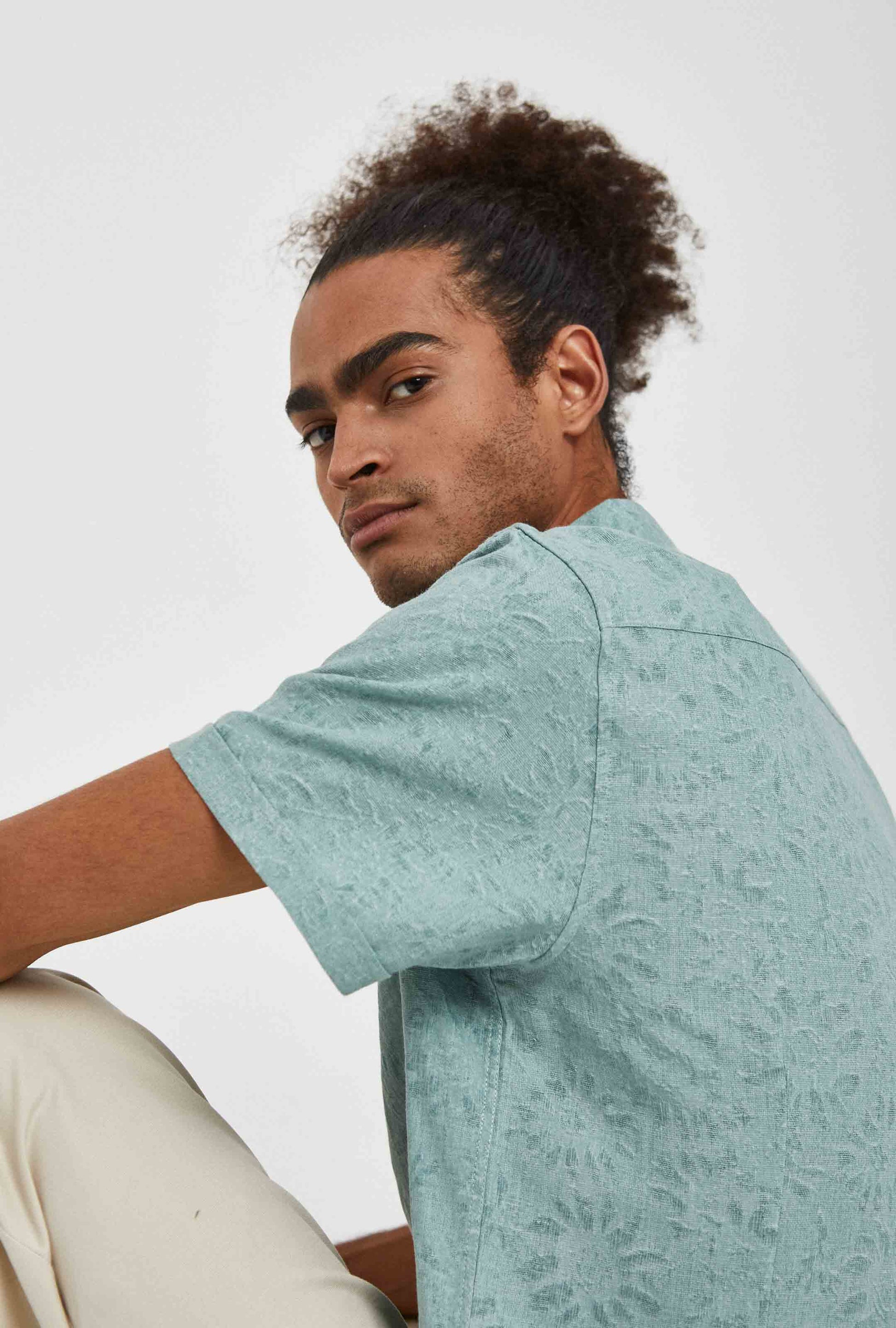 Detalle del tejido jacquard en camisa verde agua de algodón y lino para hombre