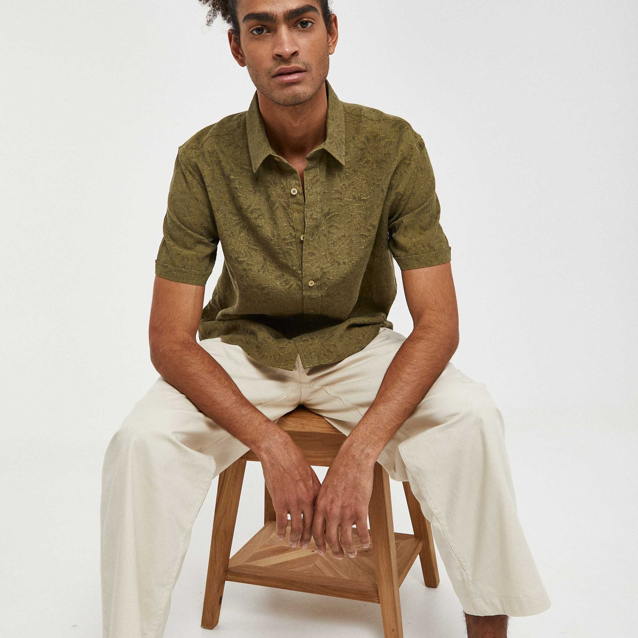 Camisa de hombre verde de manga corta en lino y algodón con diseño jacquard