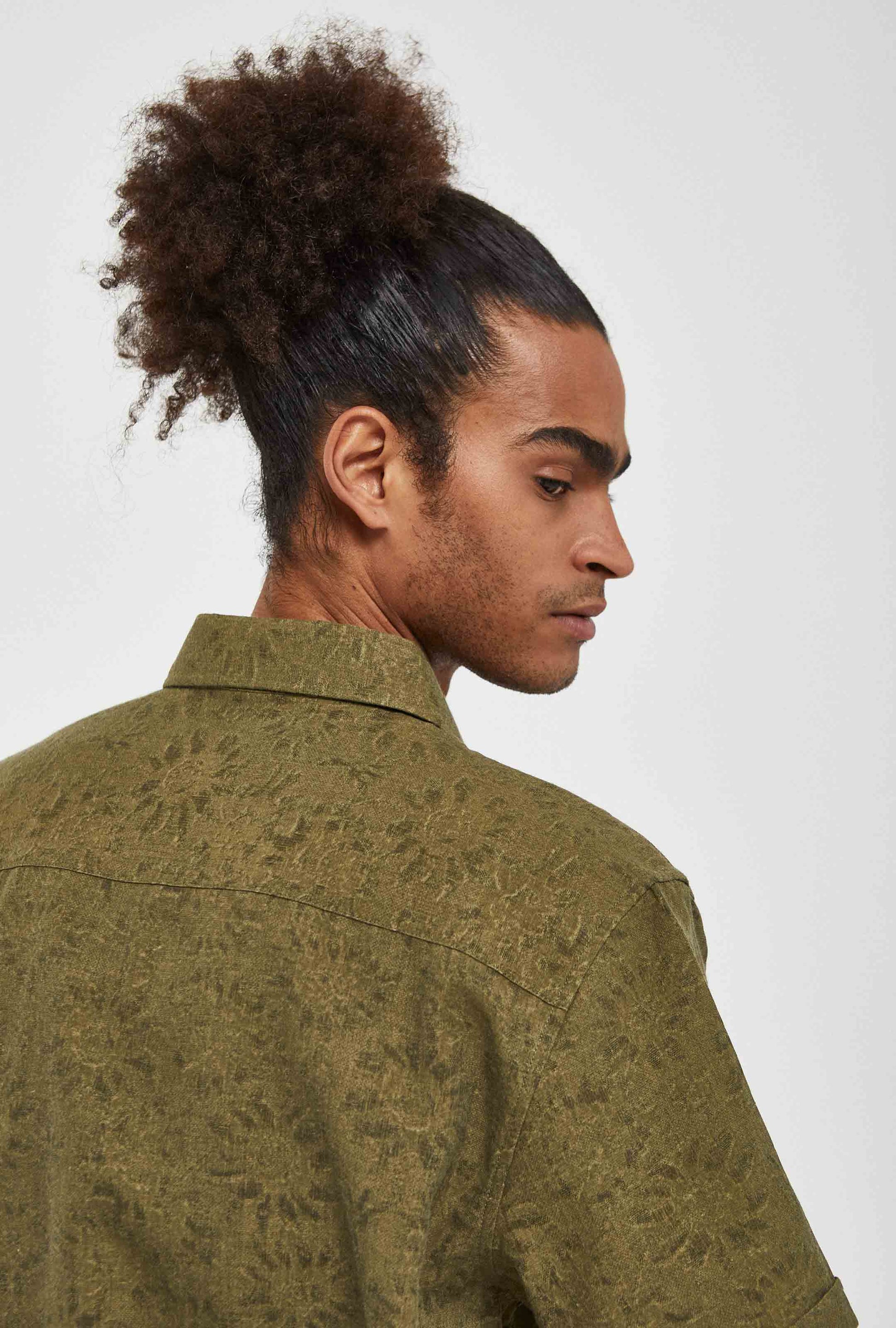 Detalle de tejido jacquard en camisa verde para hombre con mezcla de lino y algodón