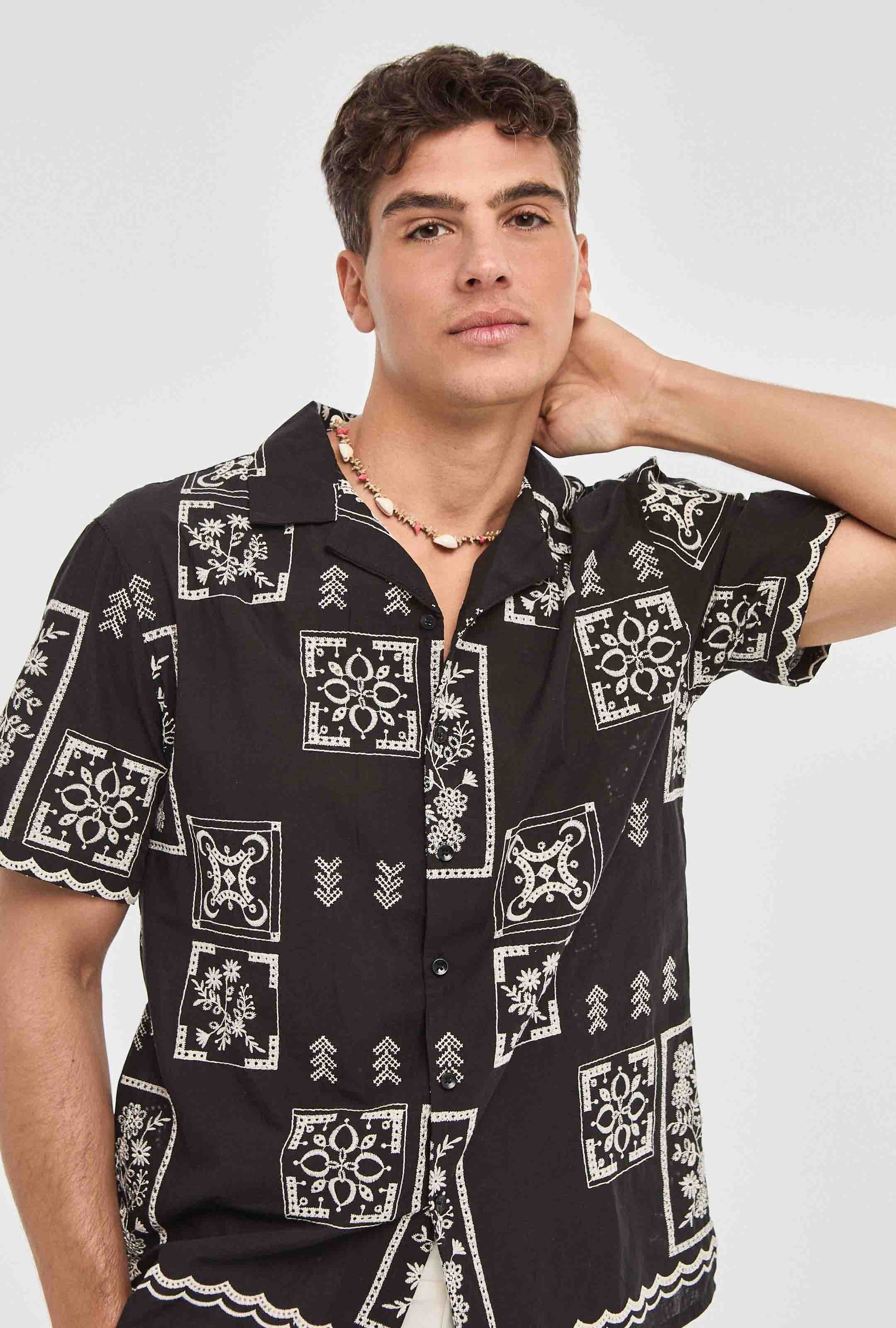 Camisa-bordada-negra-con modelo puesto