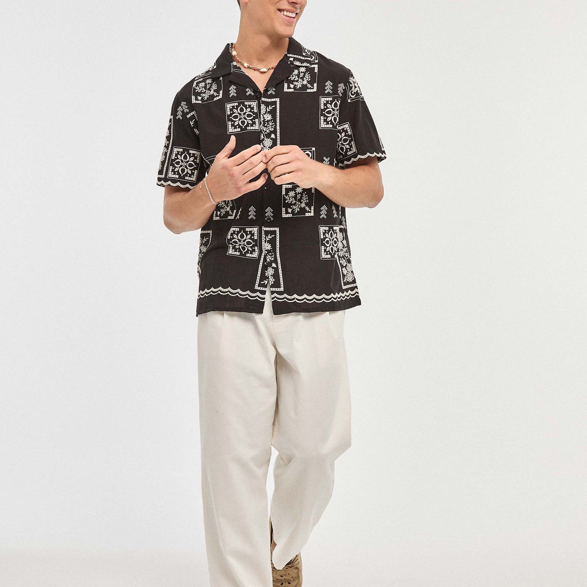 Camisa bordada negra en frontal