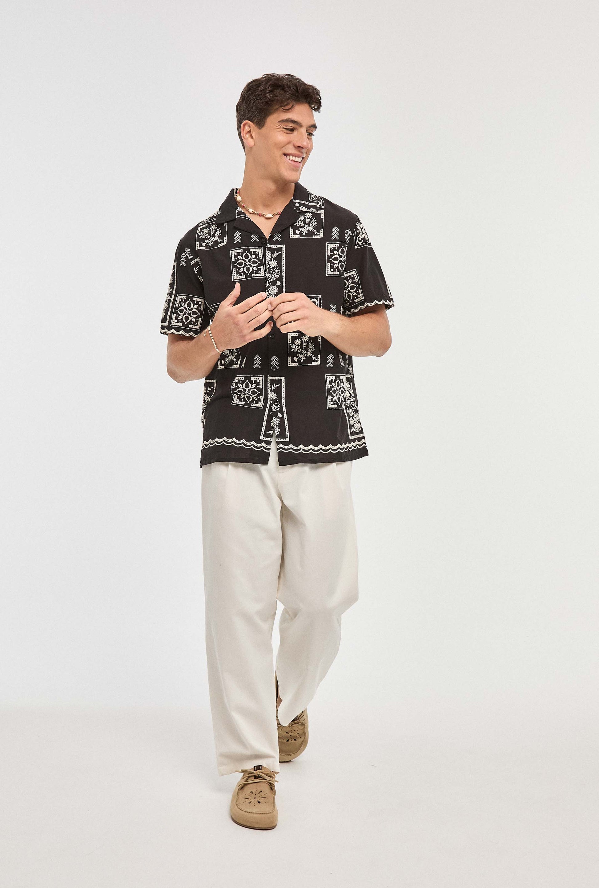 Camisa bordada negra en frontal