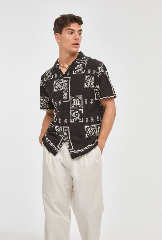 Camisa-bordada-negra-de-cerca