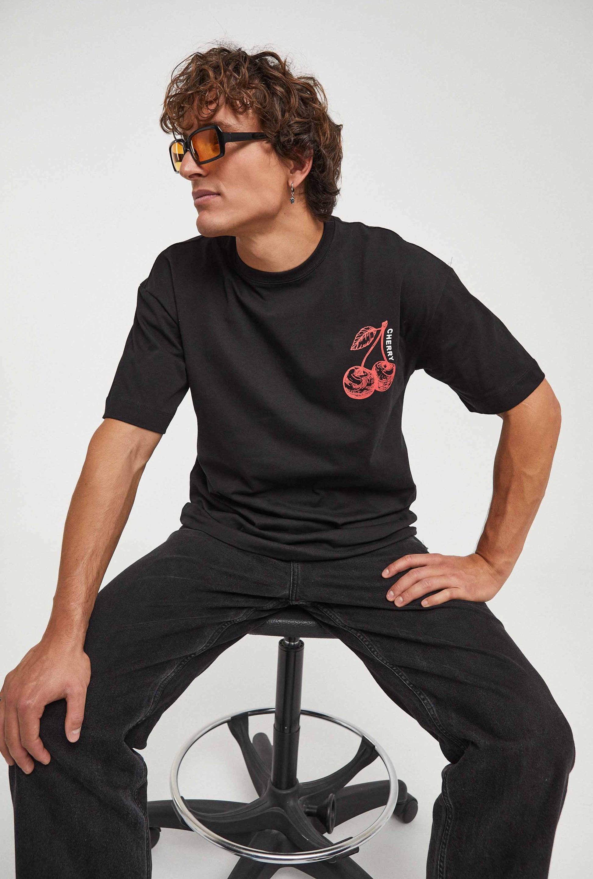 camiseta oversize streetwear con cereza efecto puff 3D