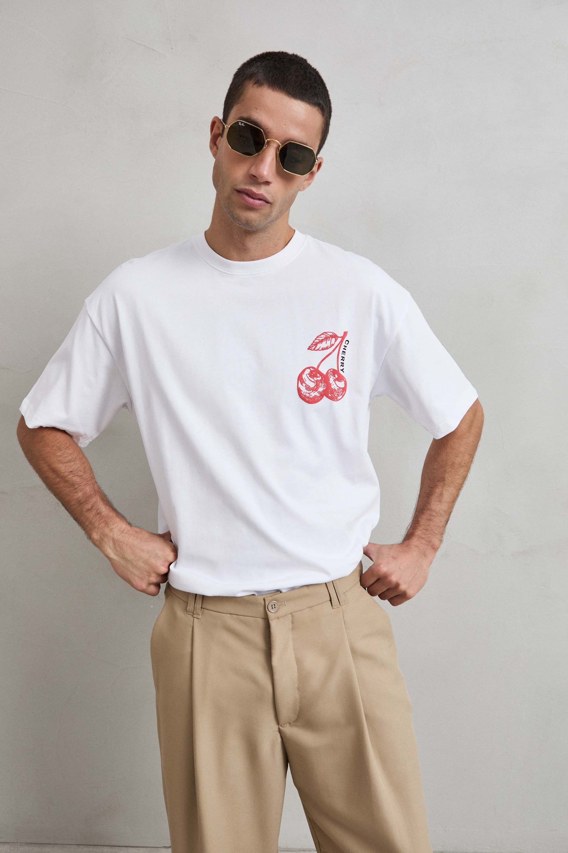 camiseta oversize casual hombre diseño frontal y trasero cereza