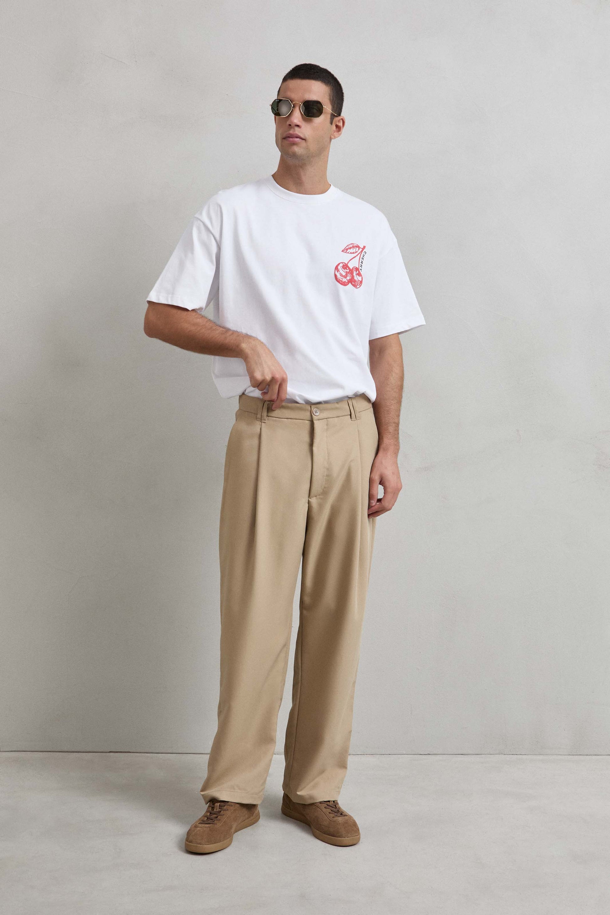 camiseta blanca oversize streetwear con cereza efecto puff 3D