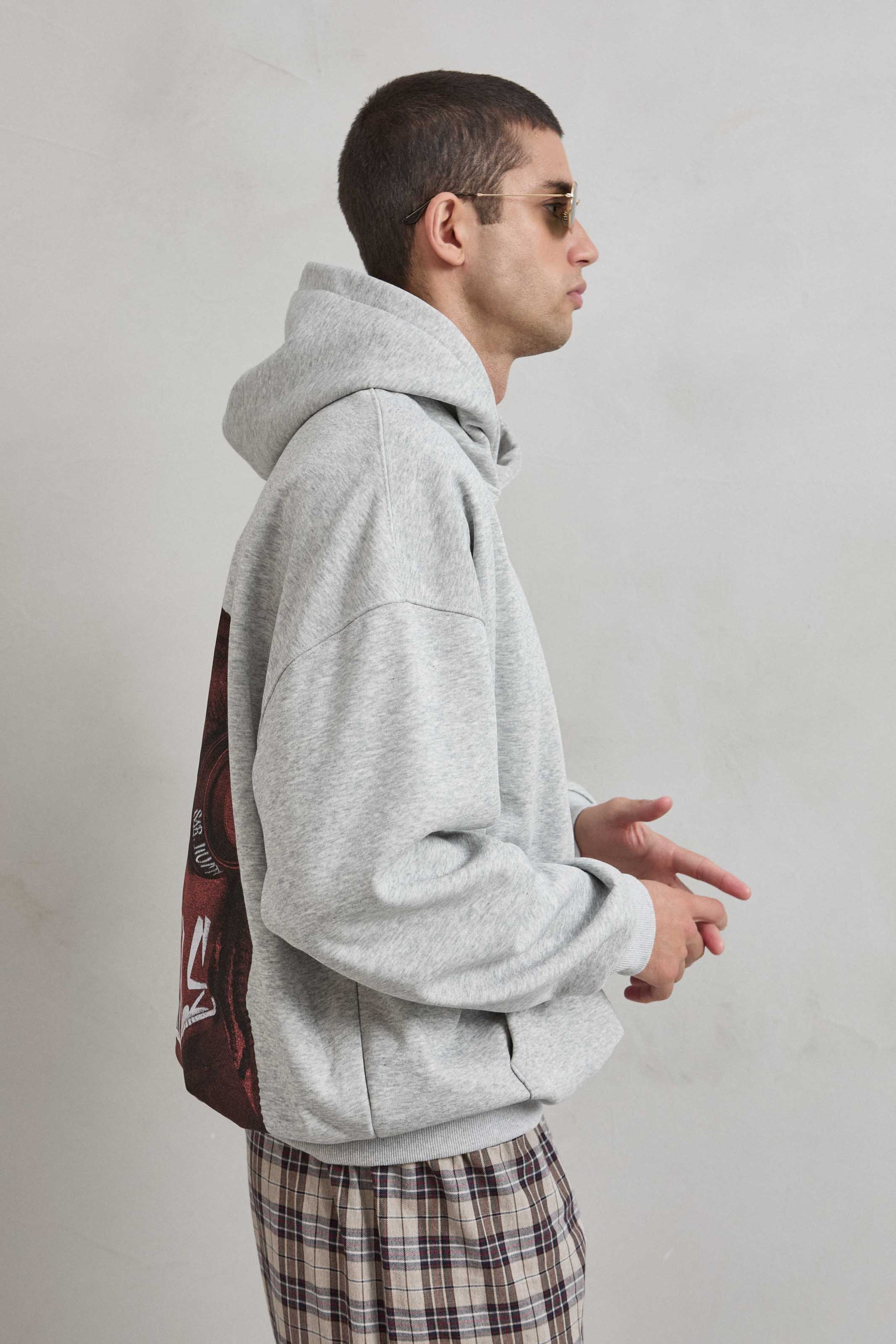 Detalle del gráfico trasero “ALL EYES ON ME” con rostro expresivo