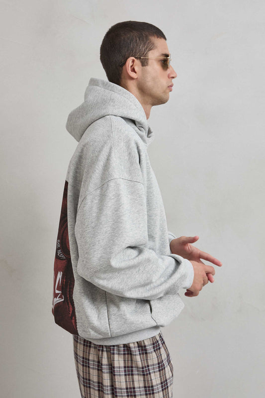 Detalle del gráfico trasero “ALL EYES ON ME” con rostro expresivo