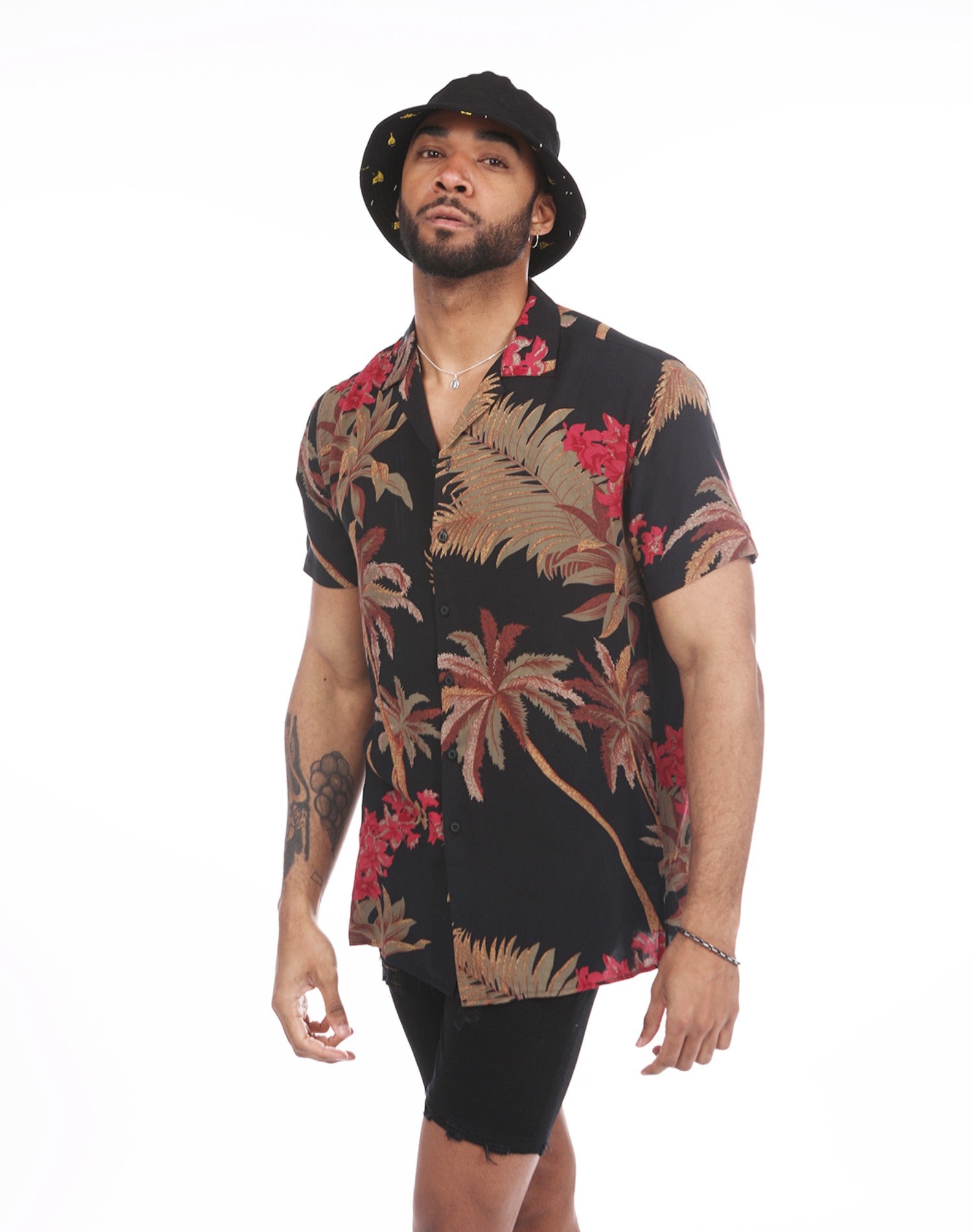 Camisa hawaiana de hojas marrones