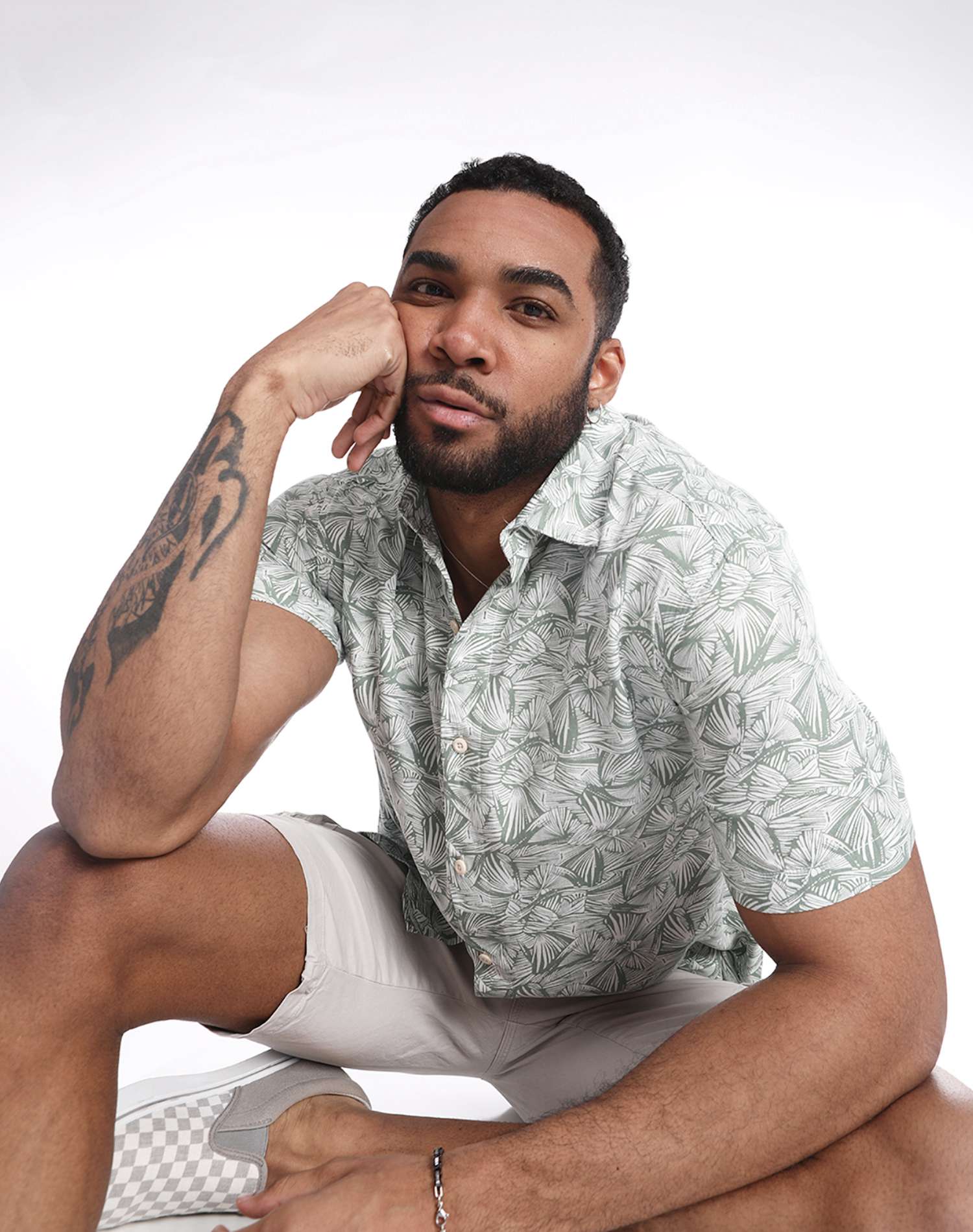 Camisa hawaiana flores verdes y blancas