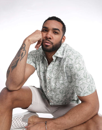 Camisa hawaiana flores verdes y blancas