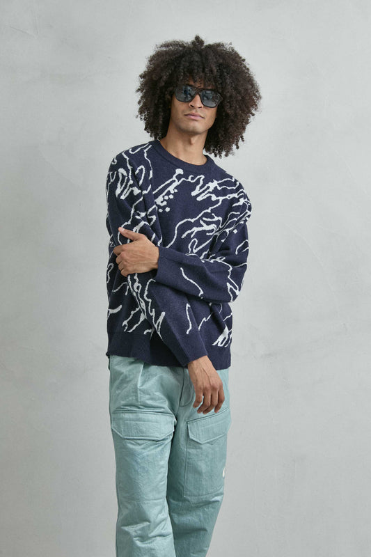 Jersey oversize de hombre azul marino con líneas abstractas blancas