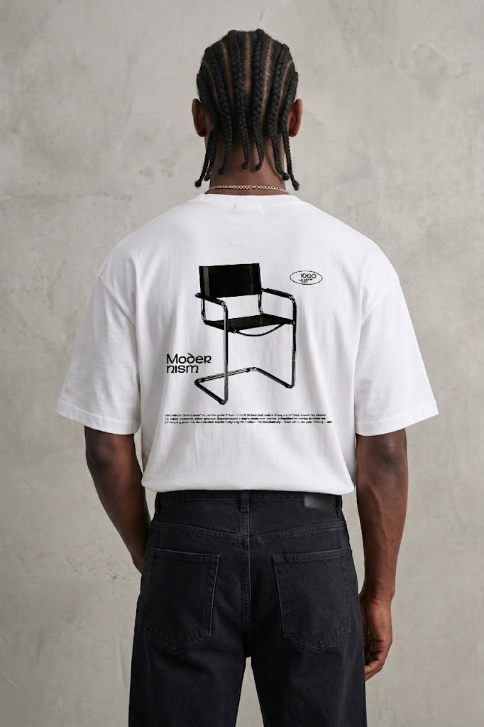 Vista trasera de la camiseta blanca con estampado de sillas modernistas