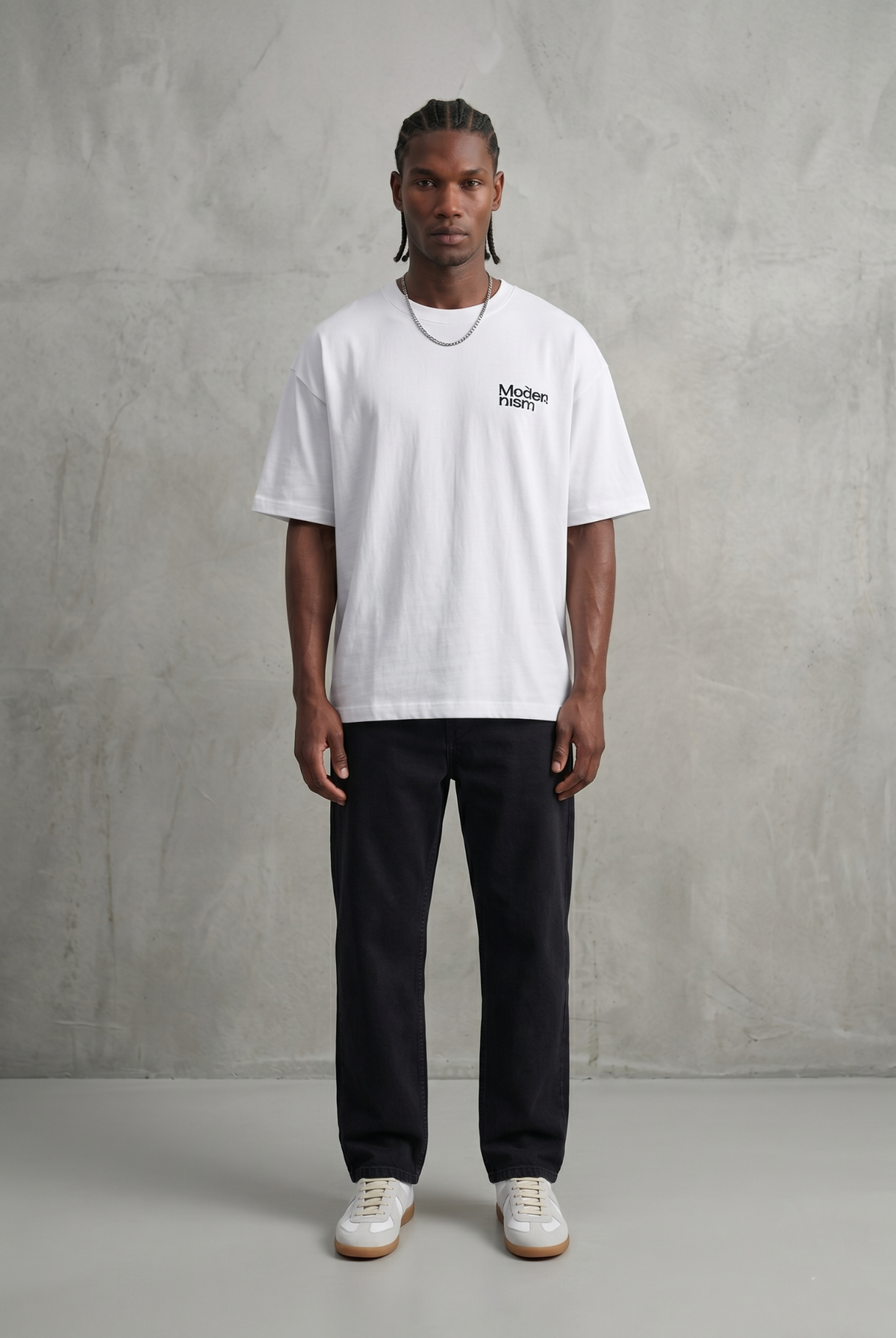 Vista frontal de la camiseta blanca con estampado modernista