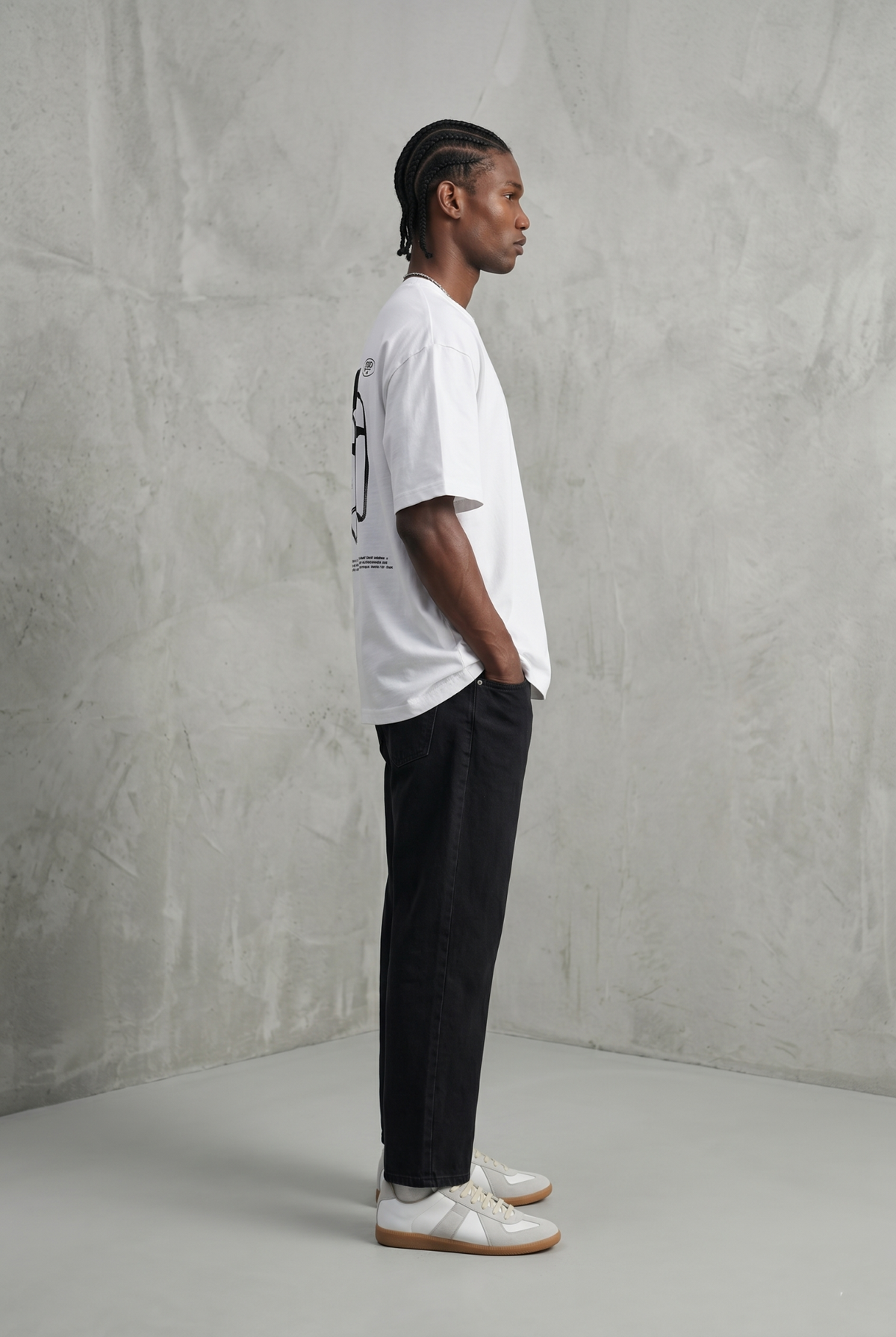 Vista de cuerpo entero de la camiseta blanca con estampado modernista