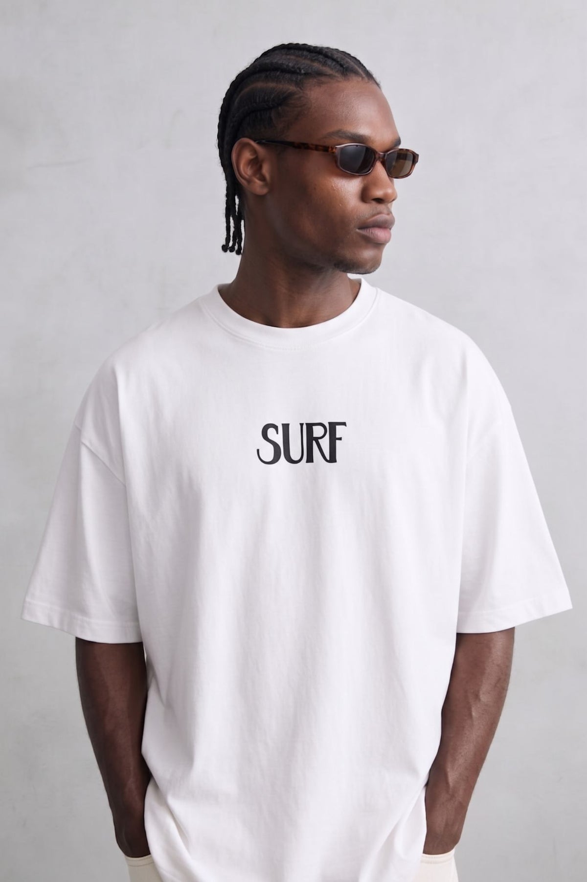 Vista frontal de camiseta blanca oversize SURF
