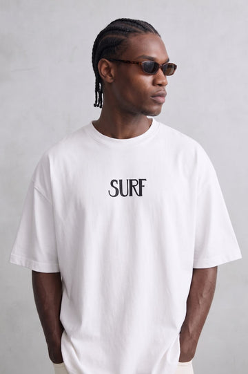Vista frontal de camiseta blanca oversize SURF