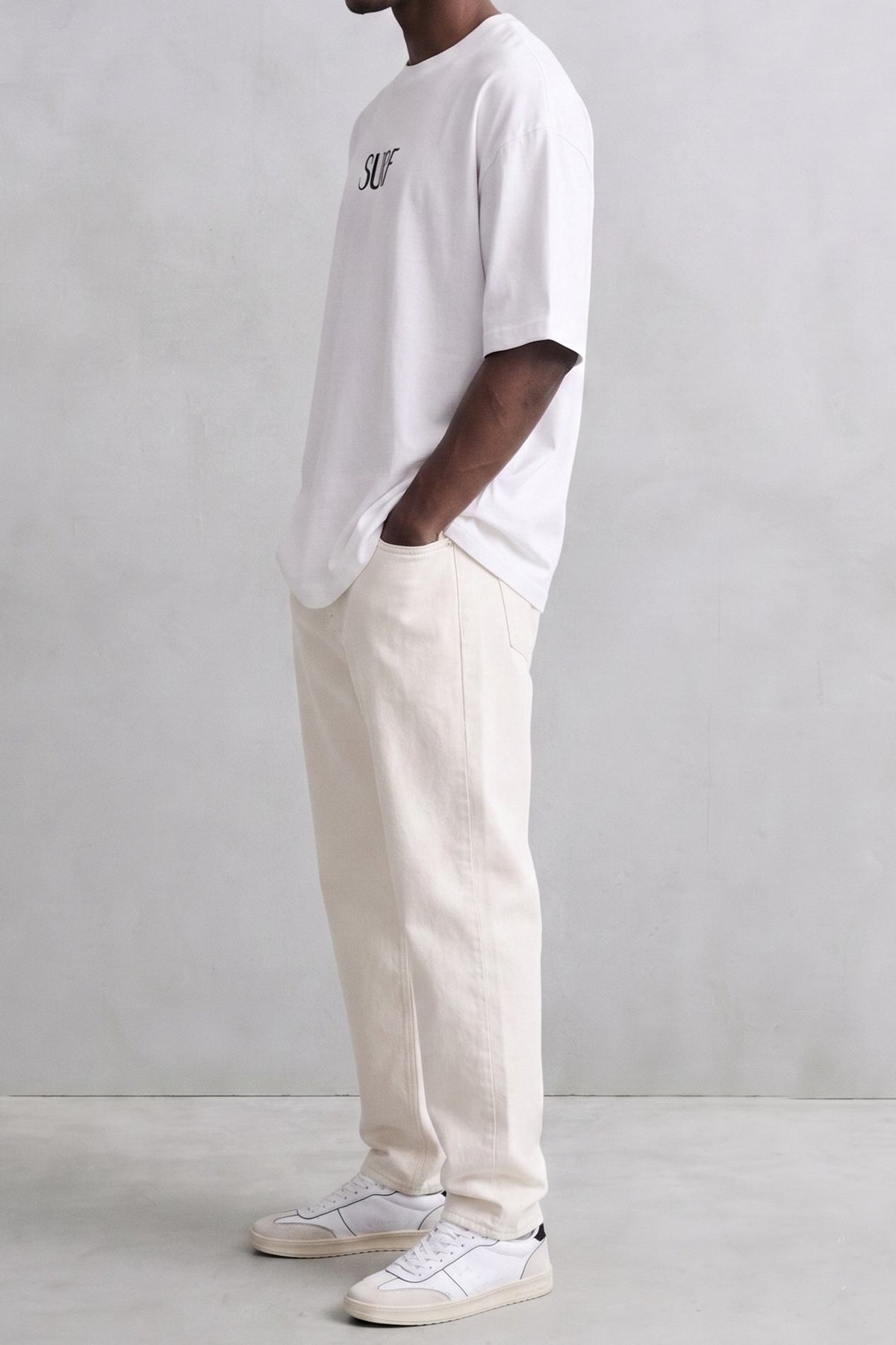 Vista lateral de camiseta blanca oversize SURF