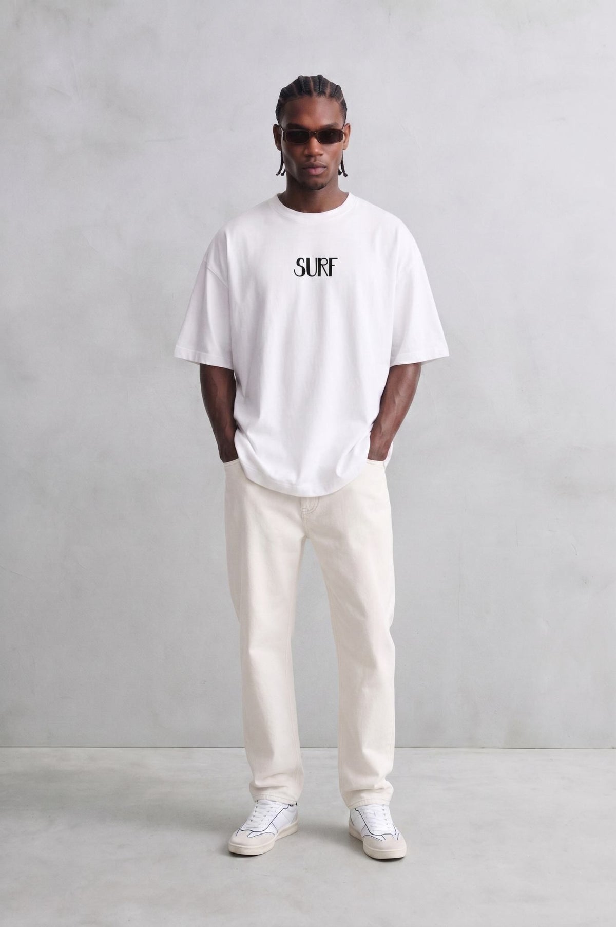 Look completo con camiseta blanca SURF