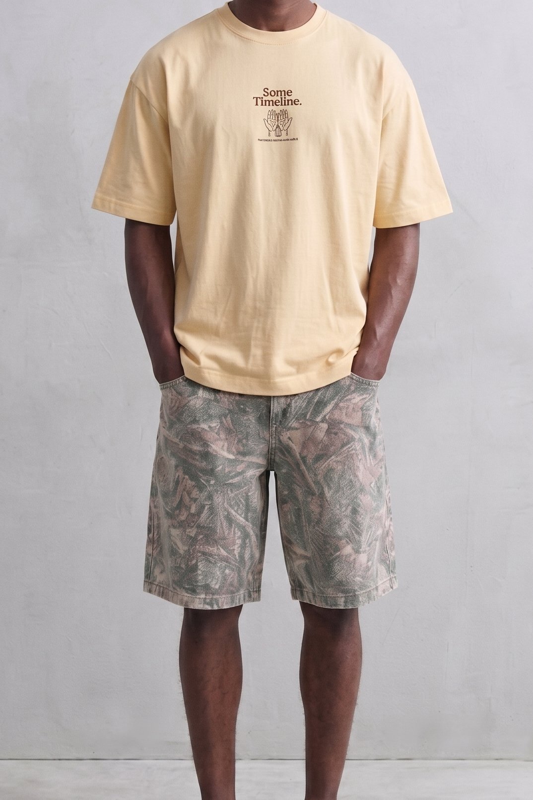 Camiseta amarillo claro Some Timeline con bermudas, vista frontal