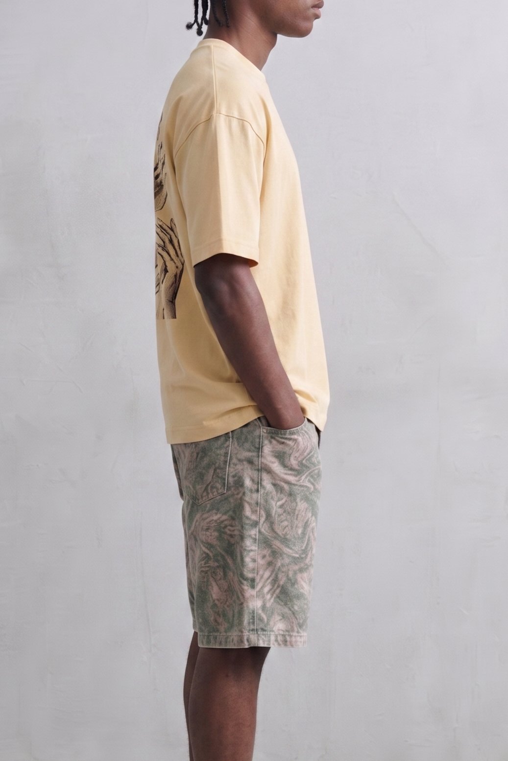 Vista lateral de camiseta oversize amarilla Some Timeline