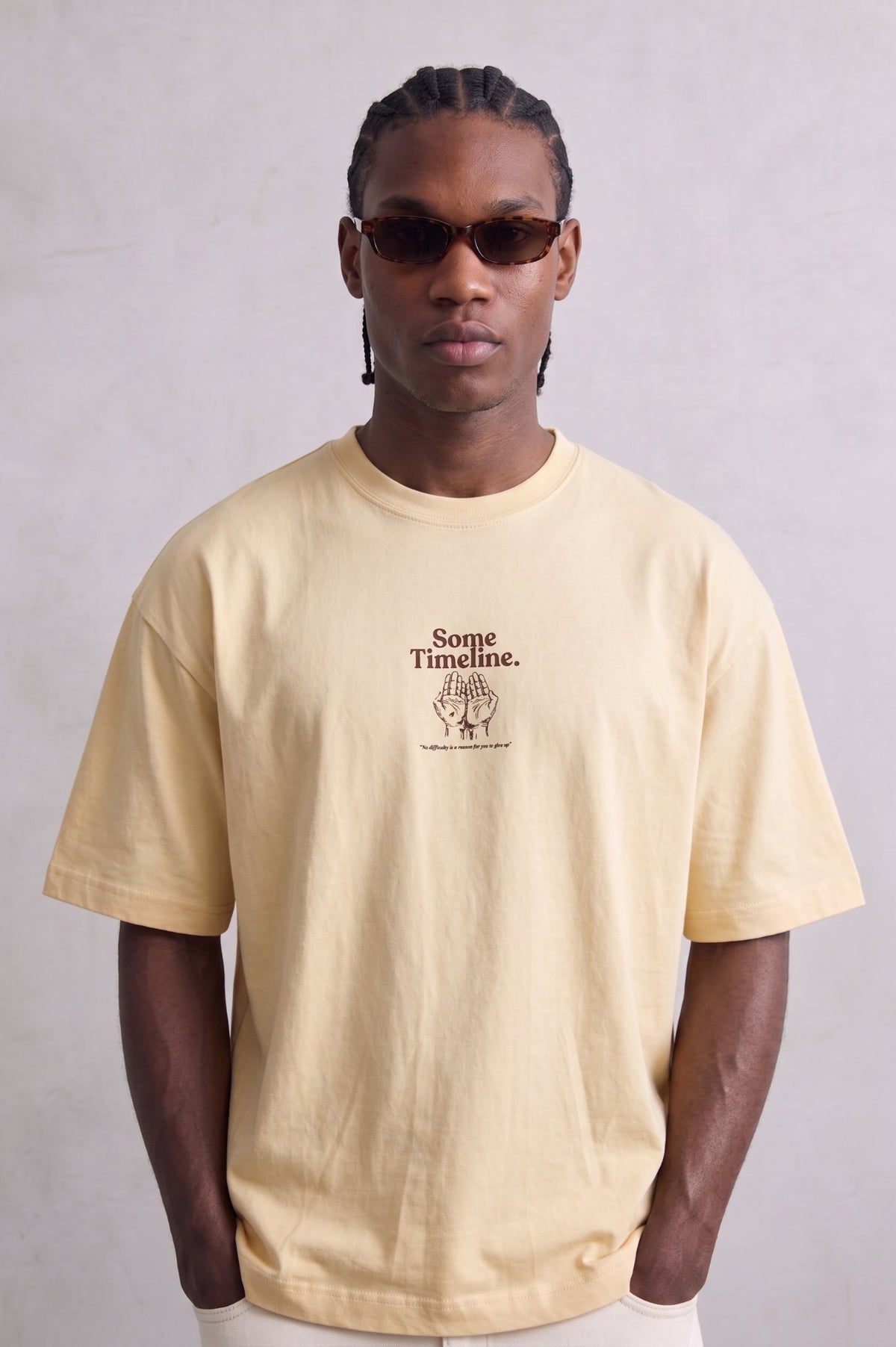 Camiseta amarillo claro Some Timeline, vista frontal de medio cuerpo