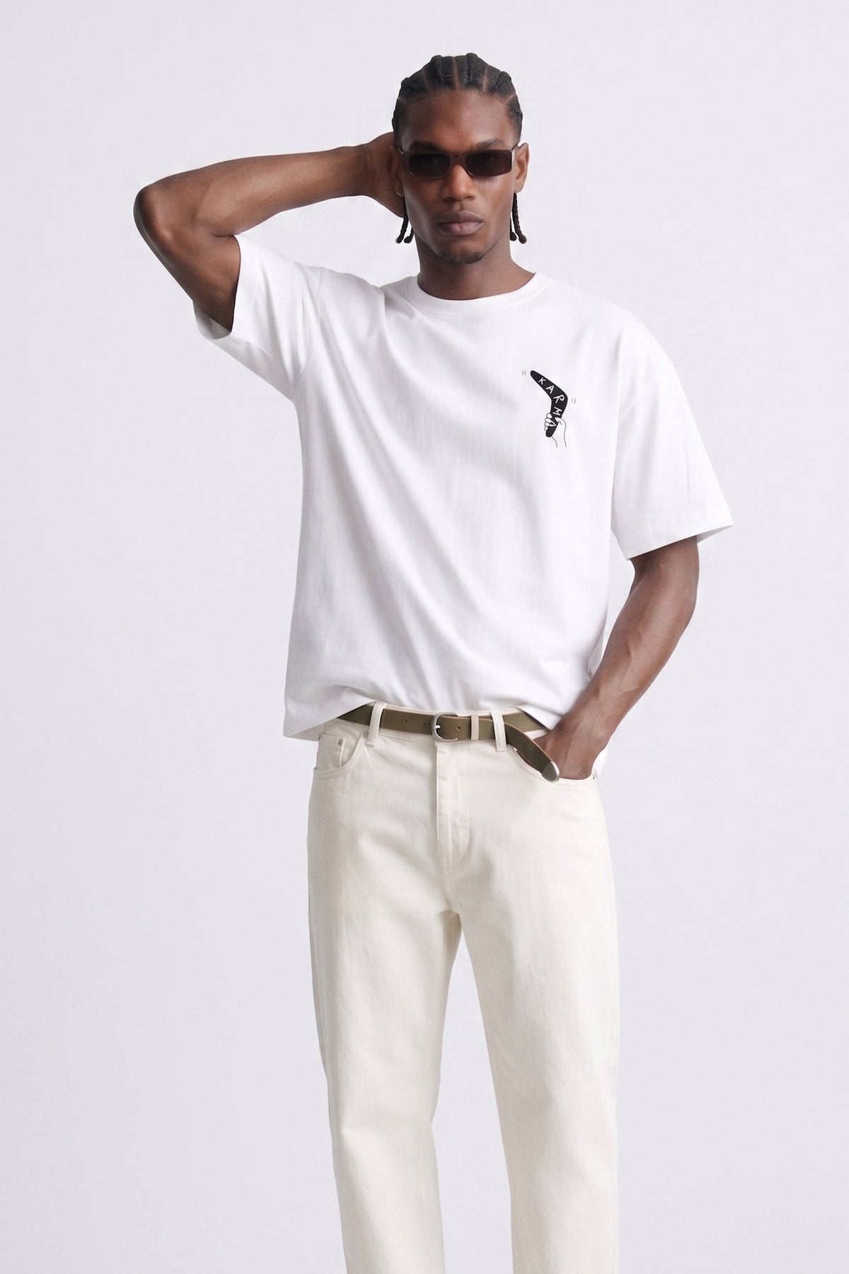 Camiseta blanca oversize Karma, vista frontal de cuerpo entero