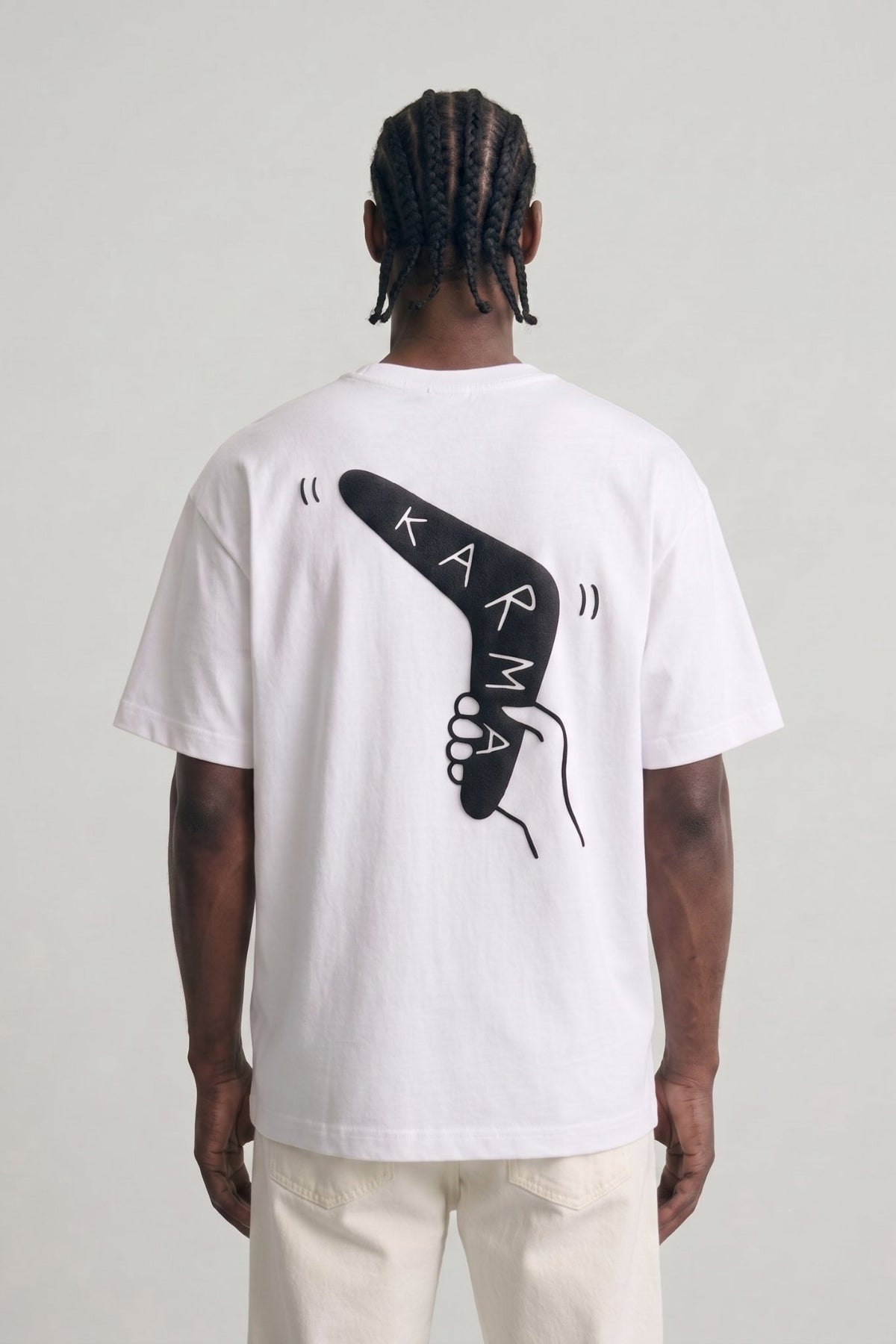 Espalda de camiseta blanca con estampado de bumerán Karma