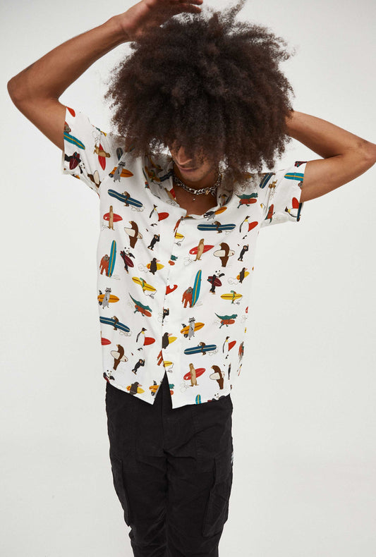 Camisa hawaiana blanca con animales y pala de surf
